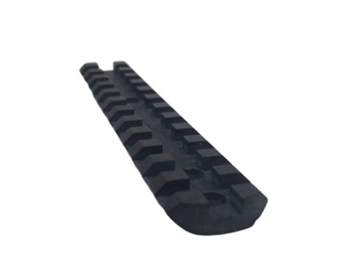 Henry Big Boy Mil Spec Picatinny Rail Scope Mount tarjoaa erinomaisen vakauden ja tarkkuuden, mahdollistaen optiikan helpon kiinnittämisen eri kaliipereille.